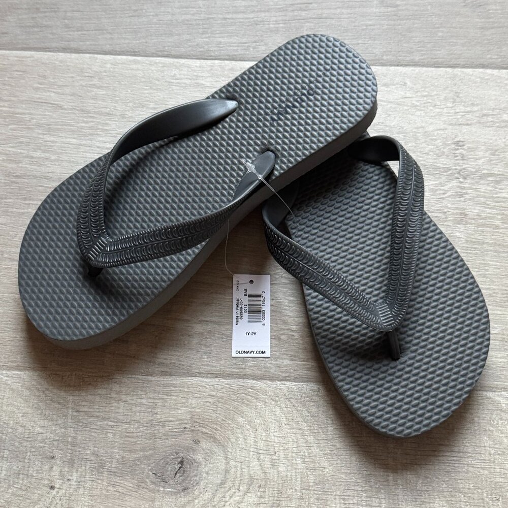 Old Navy Grey Oyster Flip-Flop Sandals for Kids (Partially Plant-Based)